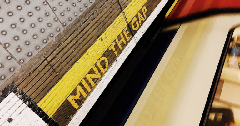 How wide is the apartment vs house gap?